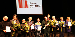 Die Preisträger*innen des Berliner Verlagspreises auf der Bühne 