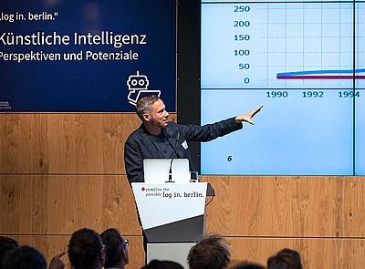 Nicolas Zimmer von der Technologie Stiftung Berlin präsentiert die wichtigsten Zahlen der Studie
