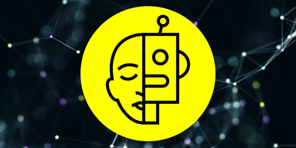 Gelbes Logo-Design mit halbem Gesicht von Mensch und Roboter auf dunklem Hintergrund