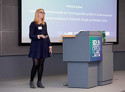 Victoria Dykes von der ODIS zeigt Anwendungsbeispiele von Open Data aus der Verwaltung auf 