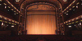 Blick in einen Kinosaal, der an ein Theater erinnert. 
