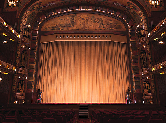 Blick in einen Kinosaal, der an ein Theater erinnert. 