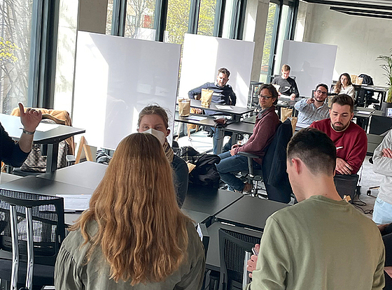 Teilnehmer:innen des Accelerator-Batch im Gespräch