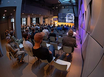 Zuschauer des KI in Berlin Events folgen den Keynotes der KI-Experten