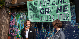 2 Frauen vor grünem Banner mit der Aufschrift: Für eine Grüne Clubkultur