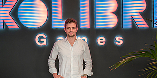 Guillaume Verlinden vor dem Kolibri Logo