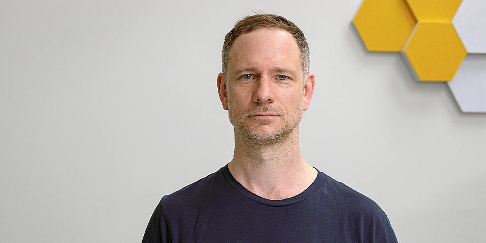 Profilbild Philipp Lanik vor grauem Hintergrund