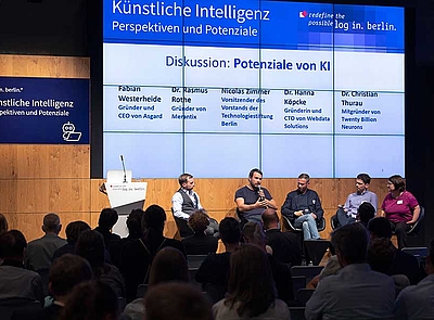 Fabian Westerheide (Asgard), Dr. Rasmus Rothe (Merantix), Dr. Christian Thurau (Twenty Billion Neurons) und Dr. Hanna Köpcke (Webdata Solutions) diskutieren mit Nicolas Zimmer (TSB) über die Potenziale von KI in Berlin 