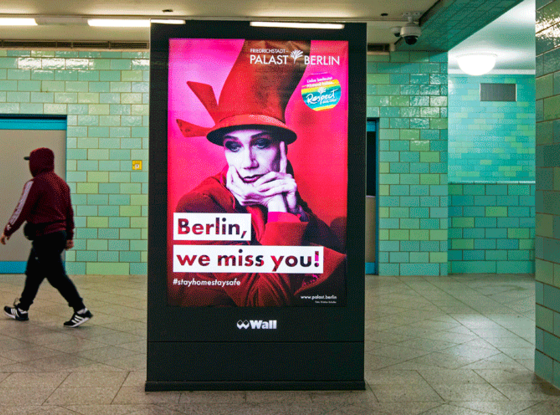 Werbeanzeige am Bahnhof Berlin Alexanderplatz © imago images / Emmanuele Contini