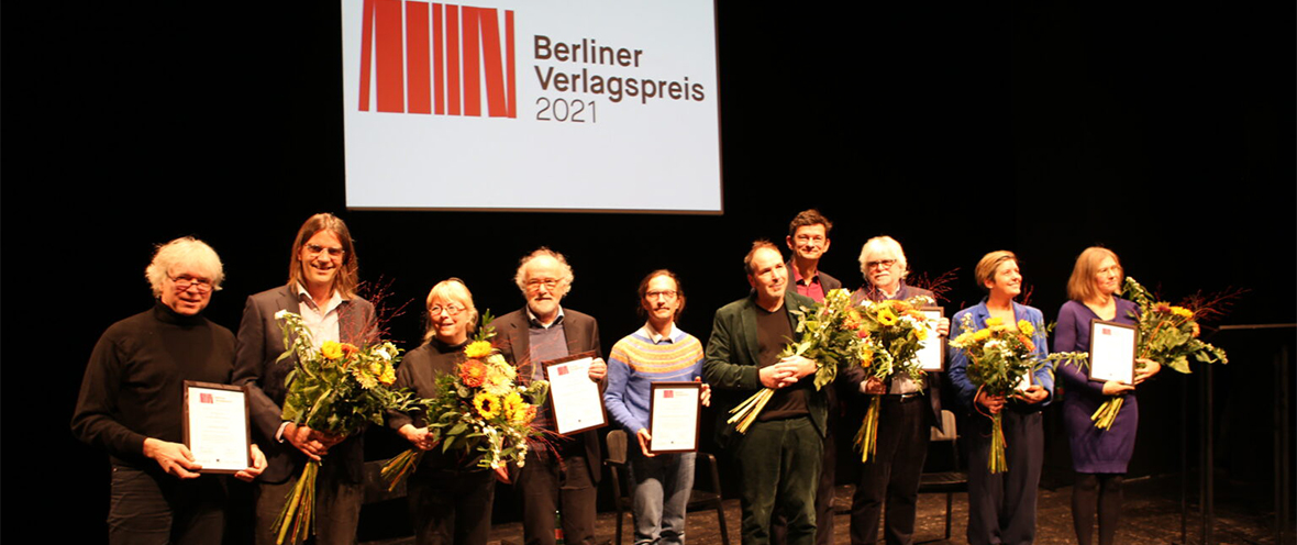 Die Preisträger*innen des Berliner Verlagspreises auf der Bühne 